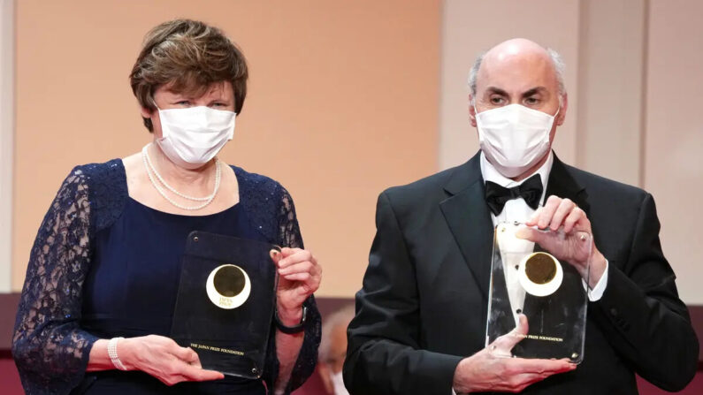 Los galardonados con el Premio Japón 2022, la bioquímica húngaro-estadounidense Katalin Kariko (izq.) y el médico-científico estadounidense Drew Weissman, posan con su trofeo durante la ceremonia de entrega del Premio Japón en Tokio el 13 de abril de 2022. (Eugene Hoshiko /Pool/AFP vía Getty Images)