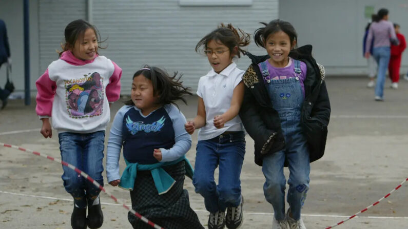 Estudiantes saltan la cuerda durante el recreo en una escuela primaria de California en una foto de archivo. (Paula Bronstein/Getty Images)