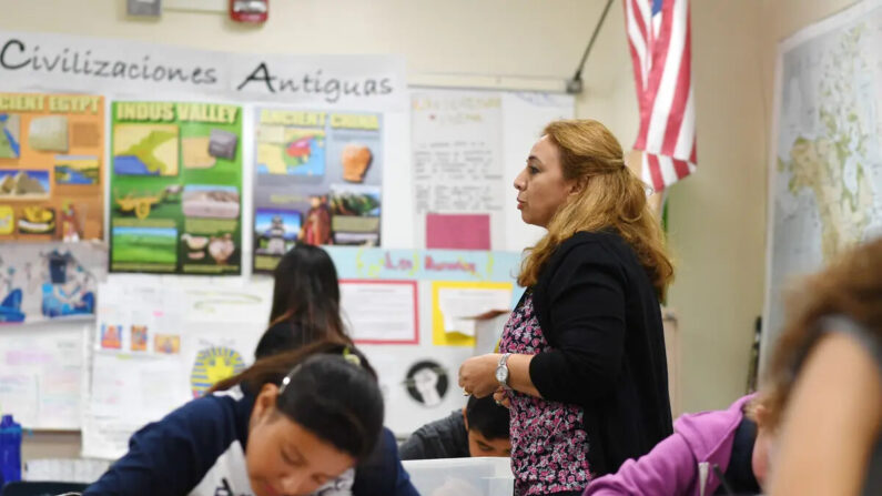Un instructor enseña una lección de historia en español en una clase de la Academia de Lenguaje Dual en Franklin High School en Los Ángeles el 25 de mayo de 2017. (Robyn Beck/AFP/Getty Images)