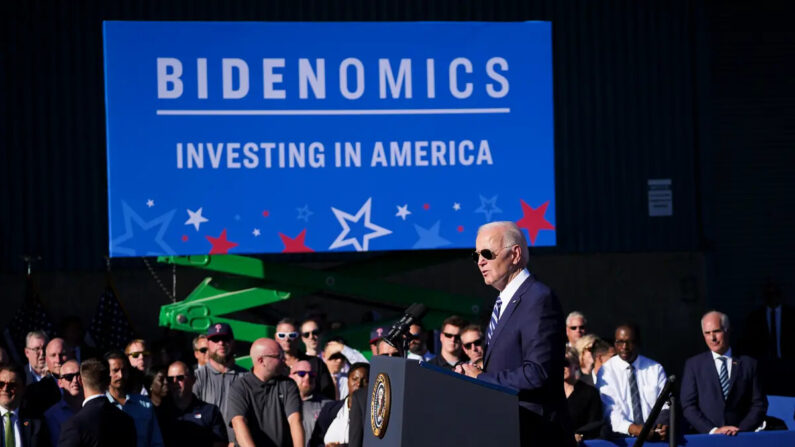 El presidente Joe Biden habla sobre Bidenomics y anuncia inversiones en fabricación limpia en centros regionales de hidrógeno limpio en Tioga Marine Terminal, en Filadelfia, Pensilvania, el 13 de octubre de 2023. (Madalina Vasiliu/The Epoch Times)

