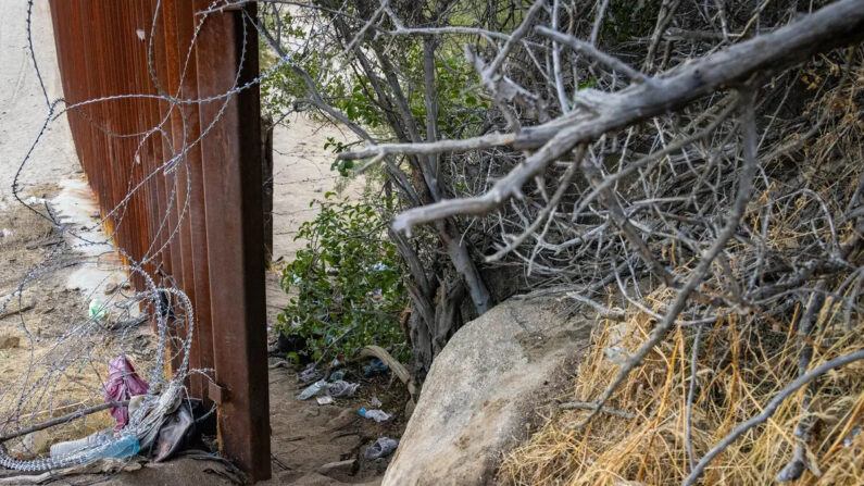 Un paso a través del muro fronterizo entre Estados Unidos y México en Jacumba, California, el 31 de octubre de 2023. (John Fredricks/The Epoch Times)