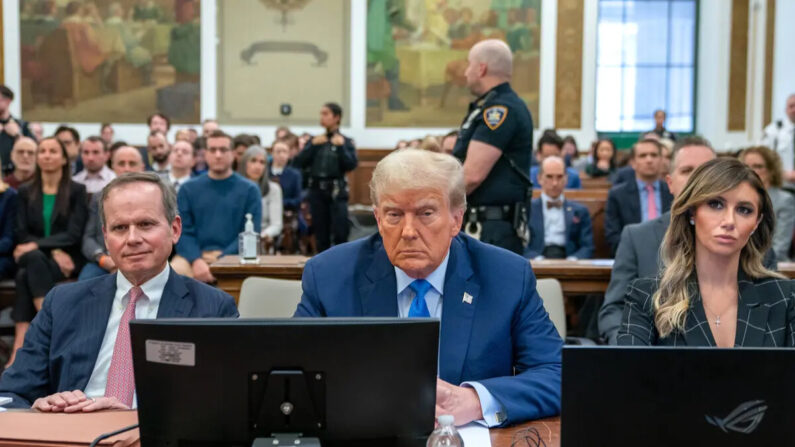 El expresidente Donald Trump (C) se prepara para testificar durante su juicio en la Corte Suprema del Estado de Nueva York, en la ciudad de Nueva York, el 6 de noviembre de 2023. (David Dee Delgado/Getty Images)