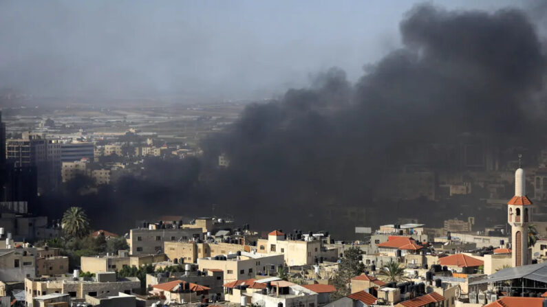 Un humo negro se eleva desde el campo de refugiados palestinos de Yenín durante los enfrentamientos con el ejército israelí en la Cisjordania ocupada el 9 de noviembre de 2023. (Zain Jaafar/AFP vía Getty Images