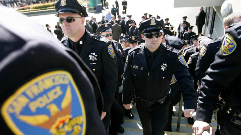 Agentes de policía de San Francisco en el Oracle Arena de Oakland, California, el 27 de marzo de 2009. (David Paul Morris/Getty Images)