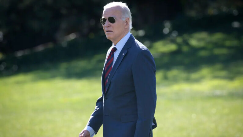 El presidente estadounidense Joe Biden sale de la Casa Blanca en Washington el 14 de noviembre de 2023. Biden tiene previsto viajar a California para asistir a la cumbre de la APEC en San Francisco. (Win McNamee/Getty Images)