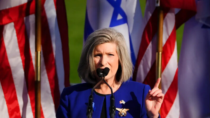 La senadora Joni Ernst (R-Iowa) habla durante una marcha por Israel, en Washington, el 14 de noviembre de 2023. (Madalina Vasiliu/The Epoch Times)
