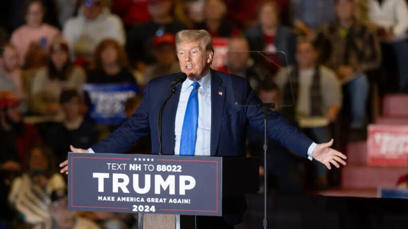 El candidato presidencial republicano, el expresidente Donald Trump, pronuncia un discurso durante un acto de campaña en Claremont, Nueva Hampshire, el 11 de noviembre de 2023. (Scott Eisen/Getty Images)