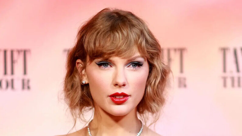 Taylor Swift asiste al estreno mundial de la película concierto "Taylor Swift: The Eras Tour" en AMC The Grove 14, en Los Ángeles, el 11 de octubre de 2023. (Matt Winkelmeyer/Getty Images)
