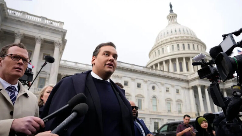 El representante George Santos (R-N.Y.) sale del Capitolio de EE.UU. después de que sus compañeros del Congreso votaron para expulsarlo de la Cámara de Representantes, en Washington, el 1 de diciembre de 2023. (Drew Angerer/Getty Images)
