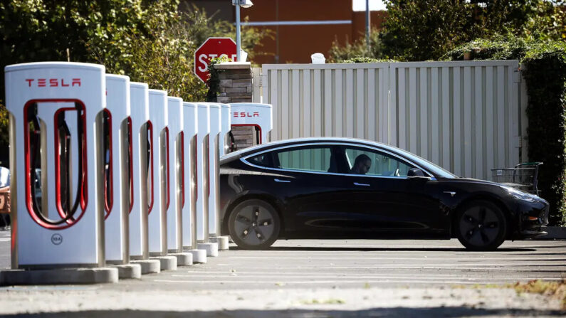 Un Tesla estacionado en un Tesla Supercharger, en Petaluma, California, el 23 de septiembre de 2020. (Justin Sullivan/Getty Images)

