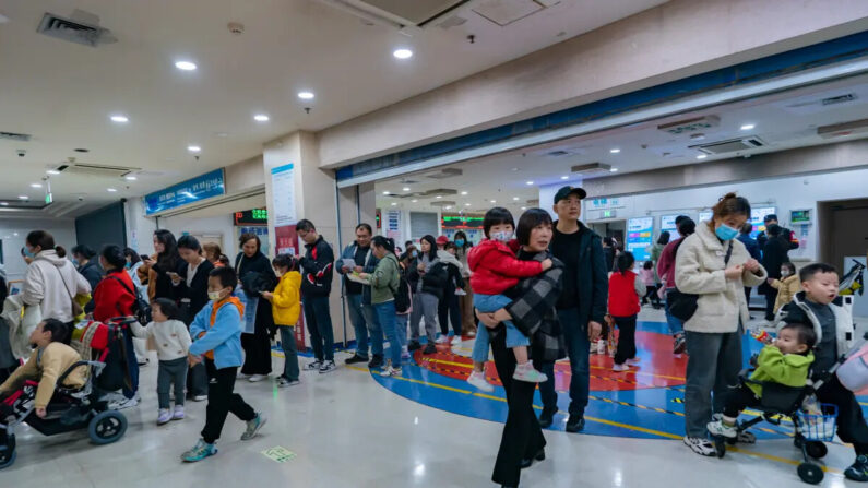 Padres de niños que padecen enfermedades respiratorias hacen fila en un hospital infantil en Chongqing, China, el 23 de noviembre de 2023. (CFOTO/Future Publishing vía Getty Images)
