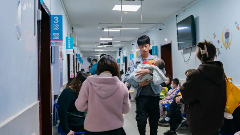 Padres con niños que padecen enfermedades respiratorias hacen cola en un hospital infantil de Chongqing, China, el 23 de noviembre de 2023. (CFOTO/Future Publishing vía Getty Images)