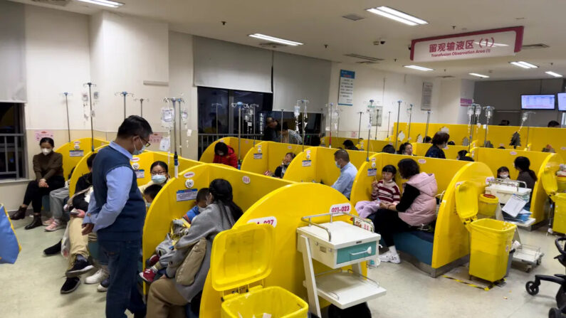 Niños reciben goteros intravenosos en un hospital infantil de Shanghái, China, el 29 de noviembre de 2023. (VCG/VCG vía Getty Images)