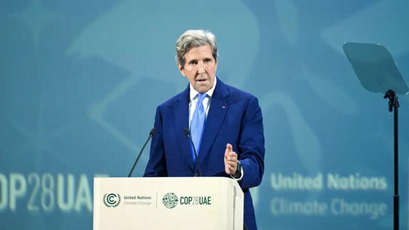 John Kerry, enviado presidencial especial de Estados Unidos para el clima, habla durante la sesión de energía en el Teatro Al Waha durante el segundo día del segmento de alto nivel de la Conferencia sobre el Clima COP28 de la CMNUCC, en Expo City Dubai, en Dubai, Emiratos Árabes Unidos, el 2 de diciembre de 2023. (Stuart Wilson/COP28 vía Getty Images)
