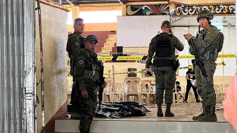 Personal militar hace guardia en la entrada de un gimnasio mientras los investigadores de la policía buscan pruebas después de un ataque con bomba en la Universidad Estatal de Mindanao, en Marawi, provincia de Lanao del sur, Filipinas, el 3 de diciembre de 2023. (Merlyn Manos/AFP vía Getty Images)
