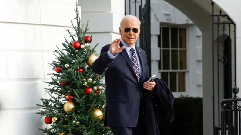 El presidente Joe Biden camina hacia el jardín sur antes de abordar el Marine One y salir de la Casa Blanca, en Washington, el 5 de diciembre de 2023. (Anna Moneymaker/Getty Images)
