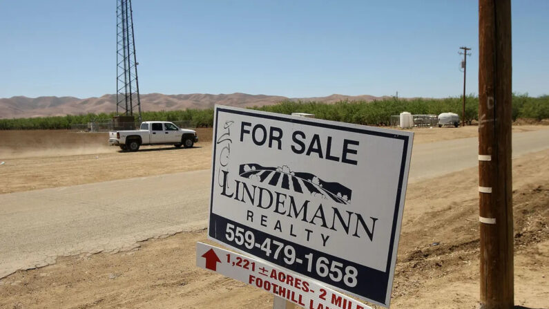 Un cartel anuncia la venta de más de 1200 acres de tierra en la zona agrícola del oeste del Valle Central, al oeste de Firebaugh, California, el 18 de abril de 2009. (David McNew/Getty Images)
