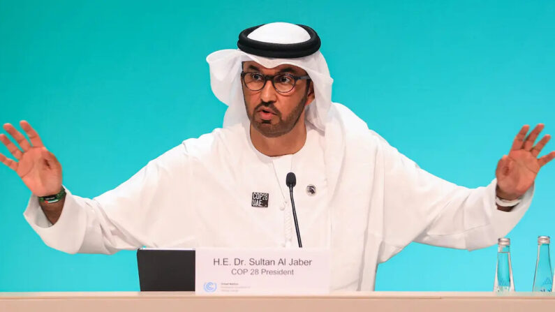 El presidente de la COP28, el Sultán Ahmed Al Jaber, habla durante una conferencia de prensa en la cumbre climática de las Naciones Unidas, en Dubai, el 4 de diciembre de 2023. (Karim Sahib/AFP vía Getty Images)
