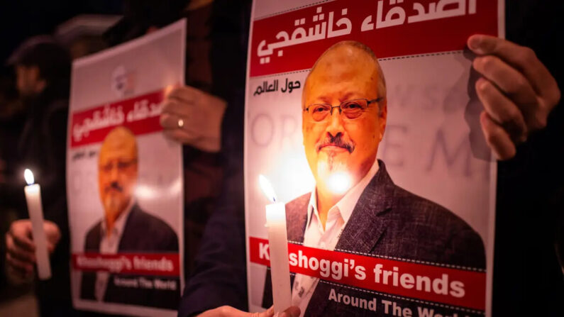 Personas sostienen carteles con la imagen del periodista saudí asesinado Jamal Khashoggi durante una concentración frente al consulado de Arabia Saudí en Estambul el 25 de octubre de 2018. (Yasin Akgul/AFP vía Getty Images)