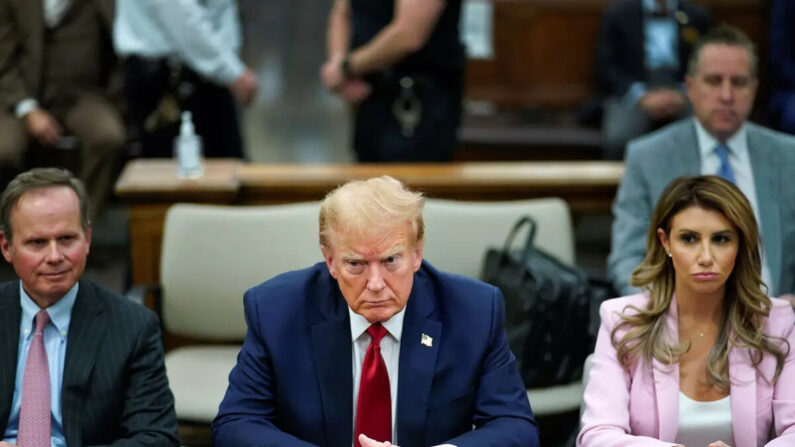 El expresidente de Estados Unidos Donald Trump se sienta en la mesa de la defensa con sus abogados Christopher Kise (I) y Alina Habba (D) en la Corte Suprema del Estado de Nueva York el 7 de diciembre de 2023 en la ciudad de Nueva York. (Eduardo Muñoz Álvarez-Pool/Getty Images)