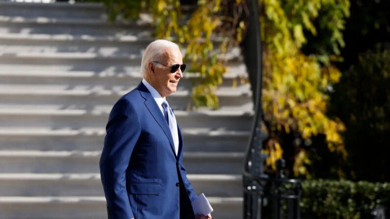 El presidente Joe Biden camina por el Jardín Sur para embarcar en el Marine One antes de abandonar la Casa Blanca el 8 de diciembre de 2023, en Washington. (Anna Moneymaker/Getty Images)