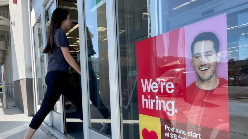 Un cliente camina junto a un cartel de "ahora contratando" colocado frente a una tienda Target en Sausalito, California, el 3 de noviembre de 2023. (Justin Sullivan/Getty Images)