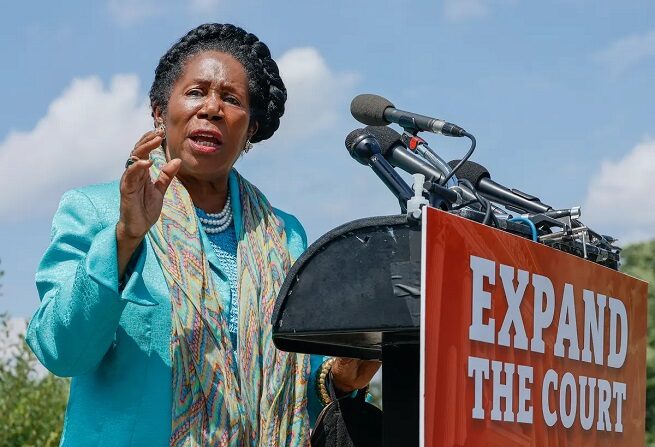 La representante Sheila Jackson Lee (D-Texas) habla en una rueda de prensa pidiendo la ampliación de la Corte Suprema en Washington el 18 de julio de 2022. (Jemal Countess/Getty Images para Take Back the Court Action Fund)