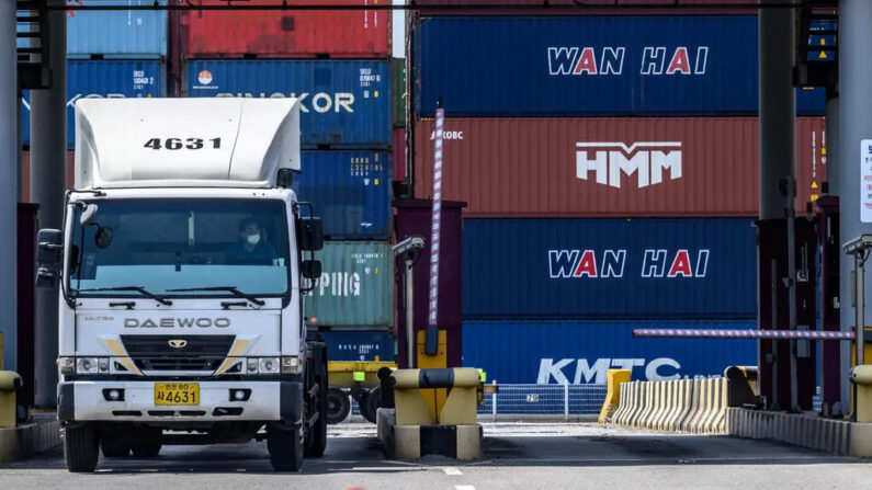 Un camionero surcoreano que no está en huelga sale de un puerto de contenedores en Incheon, el 14 de junio de 2022, en el octavo día de protestas por el aumento de los costos del combustible que ha paralizado aún más las cadenas de suministro mundiales. (Anthony Wallace/AFP vía Getty Images)