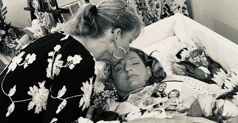 Lisa Almond besa a su hija Lauren Almond, de 40 años, que murió de una sobredosis de fentanilo el 9 de agosto de 2023. (Cortesía de Lisa Almond)