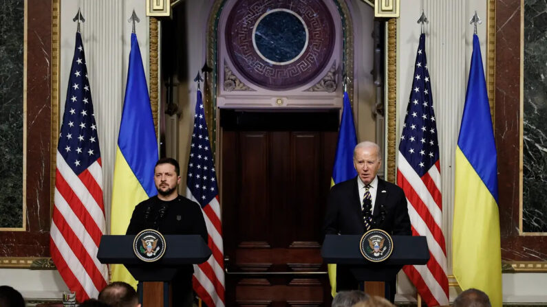 El presidente ucraniano, Volodymyr Zelenski, y el presidente estadounidense, Joe Biden, celebran una rueda de prensa en la Sala de Tratados Indios del Edificio de Oficinas Ejecutivas Eisenhower, en Washington, el 12 de diciembre de 2023. (Chip Somodevilla/Getty Images)