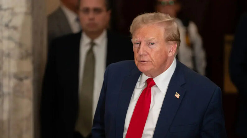 El expresidente Donald Trump habla con los medios mientras asiste a su juicio en la Corte Suprema del Estado de Nueva York, en la ciudad de Nueva York, el 7 de diciembre de 2023. (David Dee Delgado/Getty Images)
