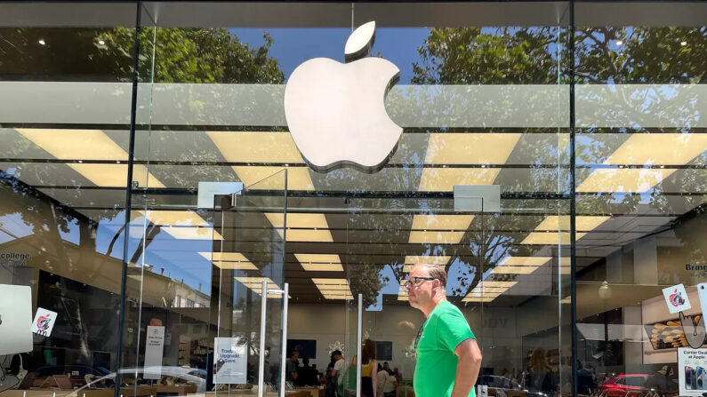 Un peatón pasa junto a una Apple Store en Berkeley, California, el 4 de agosto de 2023. (Justin Sullivan/Getty Images)