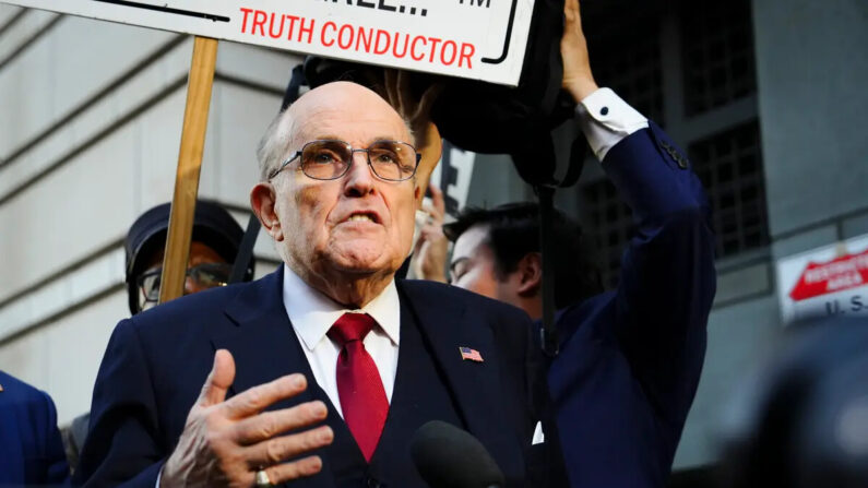 Rudy Giuliani, exabogado del expresidente Donald J. Trump, abandona el tribunal de distrito estadounidense E. Barrett Prettyman tras la deliberación del jurado en Washington el 15 de diciembre de 2023. (Madalina Vasiliu/The Epoch Times)