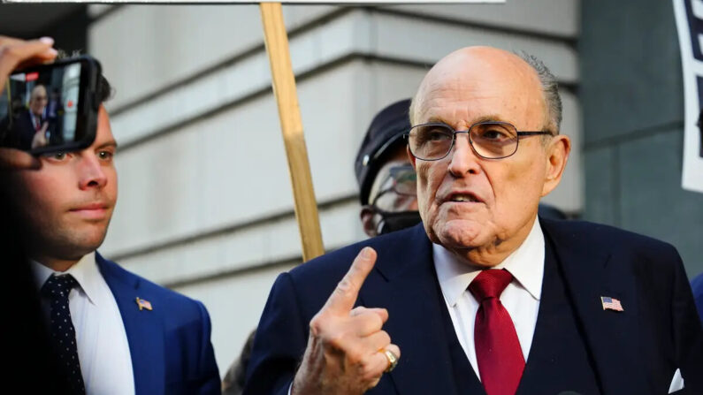 Rudy Giuliani, ex abogado del ex presidente Donald J. Trump, abandona el Tribunal de Distrito de EE.UU. E. Barrett Prettyman tras la deliberación del jurado en Washington el 15 de diciembre de 2023. (Madalina Vasiliu/The Epoch Times)