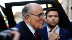 Giuliani fue demandado de nuevo tras defender declaraciones sobre trabajadoras electorales de Georgia