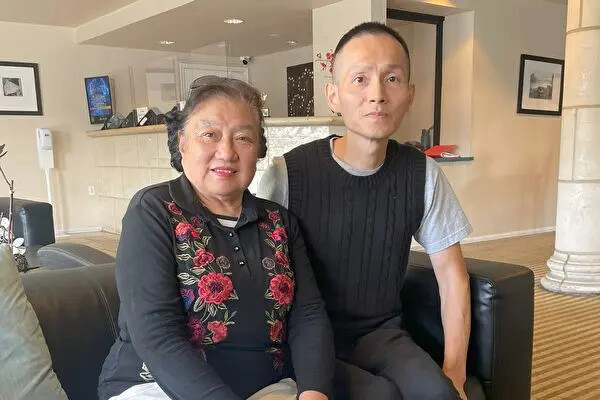 Yue Yi (dcha.), activista por los derechos de los discapacitados, y Zhang Shuyun (izq.), autor de "Death by Default: Una política de negligencia fatal en los orfanatos estatales de China". (Nathan Su/The Epoch Times)