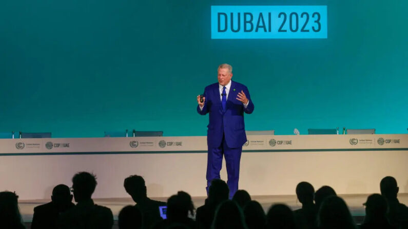 El exvicepresidente estadounidense Al Gore habla durante una sesión de la cumbre sobre el clima COP28 de las Naciones Unidas en Dubai el 3 de diciembre de 2023. (Foto de KARIM SAHIB / AFP) (Foto de KARIM SAHIB/AFP vía Getty Images)