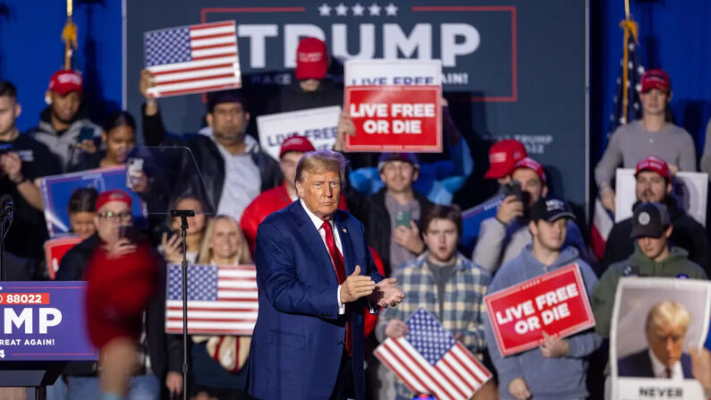 El candidato presidencial republicano, y expresidente Donald Trump aplaude durante un acto de campaña en el Whittemore Center Arena en Durham, N.H., el 16 de diciembre de 2023. (Scott Eisen/Getty Images)