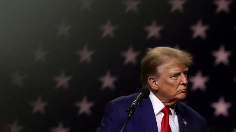 El expresidente y actual candidato presidencial republicano Donald Trump pronuncia unas palabras durante un mitin de campaña en el Centro de Convenciones de Reno-Sparks en Reno, Nevada, el 17 de diciembre de 2023. (Justin Sullivan/Getty Images)