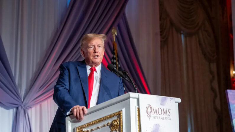 El expresidente Donald Trump recibe el primer Premio Padres Fundadores de la historia de Moms of America en los Premios Madres Influyentes y Campeonas de la Libertad en Palm Beach, Florida, el 8 de diciembre de 2023.(Cortesía de Moms for America