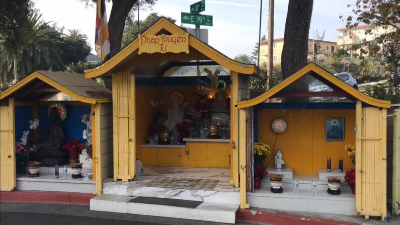 La fachada del santuario de Buda en la esquina de la avenida 11 y la calle 19 E en Oakland, California, el 5 de diciembre de 2023. (Helen Billings/The Epoch Times)