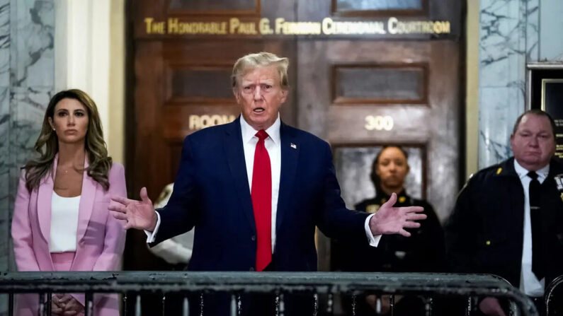 El expresidente Donald Trump habla con los medios de comunicación a su llegada a la Corte Suprema del Estado de Nueva York durante el juicio por fraude civil contra la Organización Trump, en la ciudad de Nueva York, el 7 de diciembre de 2023. (Timothy A. Clary/AFP vía Getty Images)