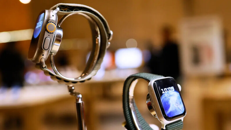 Relojes Apple expuestos en la Apple Store de Grand Central Station en Nueva York, el 18 de diciembre de 2023. (Michael M. Santiago/Getty Images)