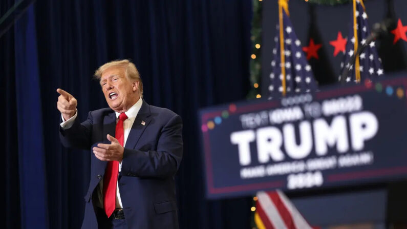El candidato presidencial republicano y expresidente de Estados Unidos, Donald Trump, hace gestos mientras concluye un evento de campaña, en Waterloo, Iowa, el 19 de diciembre de 2023. (Scott Olson/Getty Images)
