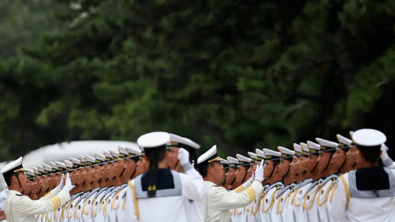 Soldados y oficiales de la Armada del Ejército Popular de Liberación de China asisten a una ceremonia en Beijing, el 16 de septiembre de 2013. (Feng Li/Getty Images)
