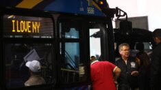 Más buses con inmigrantes ilegales llegan a NYC pese a nuevas restricciones, según reportes