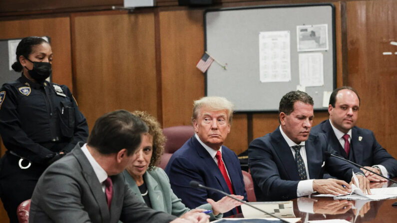 El presidente Donald Trump sentado en la sala de la corte con sus abogados (I-D) Todd Blanche, Susan Necheles, Joe Tacopina, y Boris Epshteyn durante su comparecencia en la Corte Criminal de Manhattan en la ciudad de Nueva York el 4 de abril de 2023. (Andrew Kelly-Pool/Getty Images)