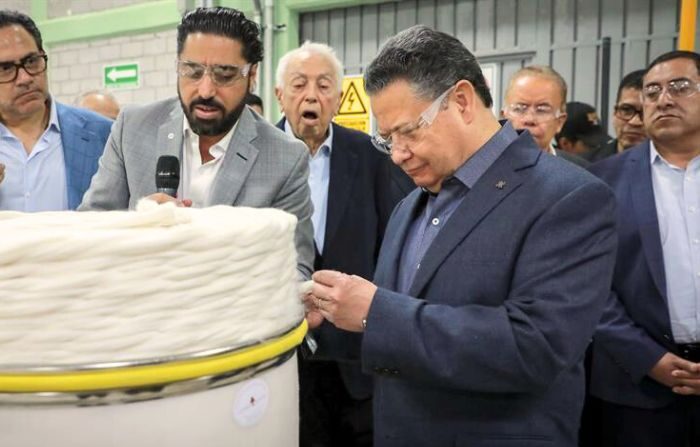 Gobernador Julio Menchaca (d) durante la inauguración de una planta textil el 12 de diciembre de 2023, en la localidad de Tepeji del Río, México. (EFE/ Gobierno del estado de Hidalg)