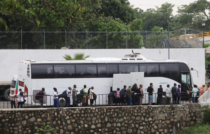 El Instituto Nacional de Migración (INM) suspende retornos y traslados de migrantes ilegales por falta de recursos económicos. Migrantes abordan un autobús para ser trasladados a una estación migratoria el 5 de diciembre de 2023 en la Ciudad de Tapachula, Chiapas, México. (EFE/Juan Manuel Blanco)