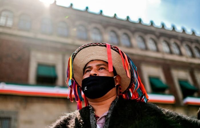 Una foto de archivo de un miembro de la etnia indígena tzotzil de Chiapas en la plaza del Zócalo de Ciudad de México el 1 de septiembre de 2020. (PEDRO PARDO/AFP vía Getty Images)